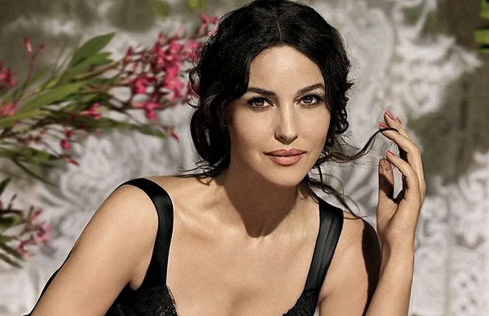 Моника беллуччи в 30-40 лет. Итальянские актрисы 21 века. Моника беллуччи. Анна татанджело хот. Красивые итальянки видео.