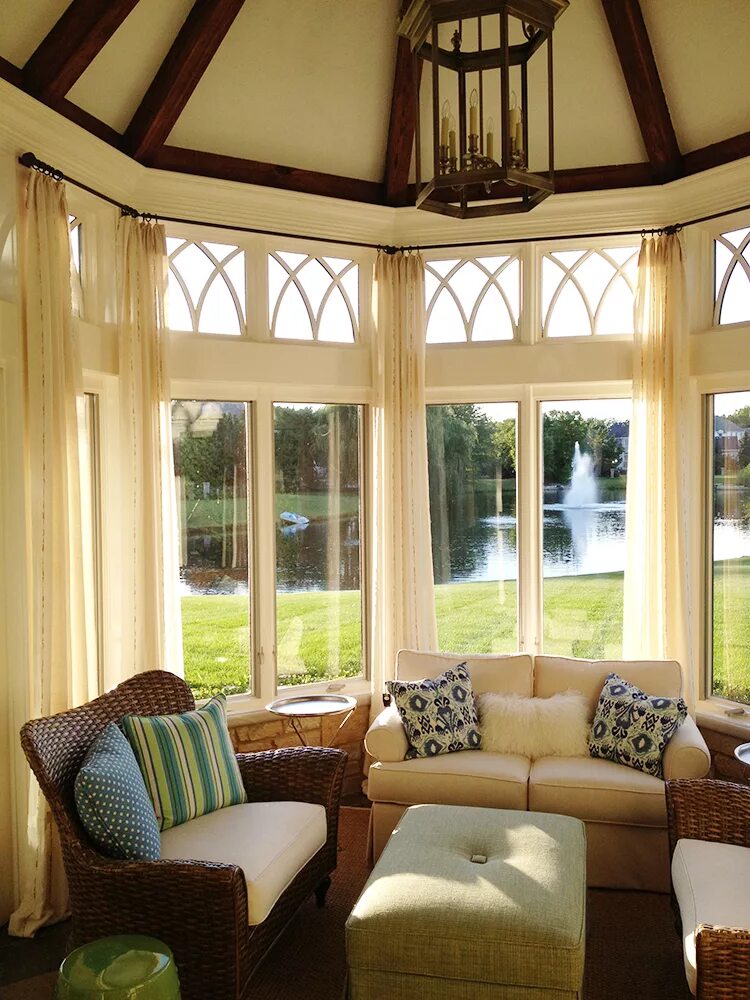 эркерные окна. эркер в частном доме. эркер кобург. гостиная с полукруглым окном. окно в интерьере.