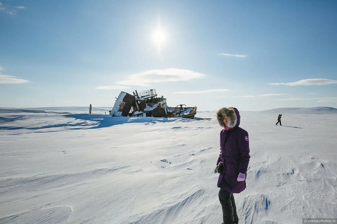 Вакансии крайнего севера для женщин. Рабочий на крайнем севере. Женщины работают на севере. Женщина в тундре. Рабочий на крайнем севере.