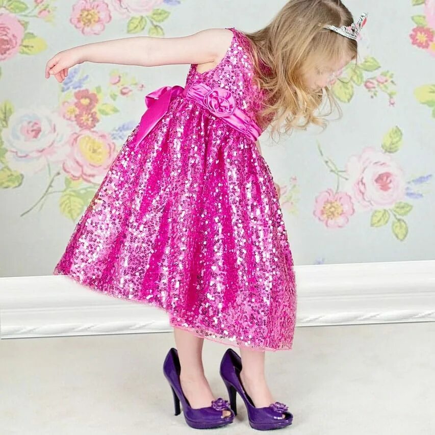 Платье для девочки. Розовое платье для девочки. Девочка в платье и туфлях. Розовое платье для девочки 12 лет. Включи для девочек 4 года