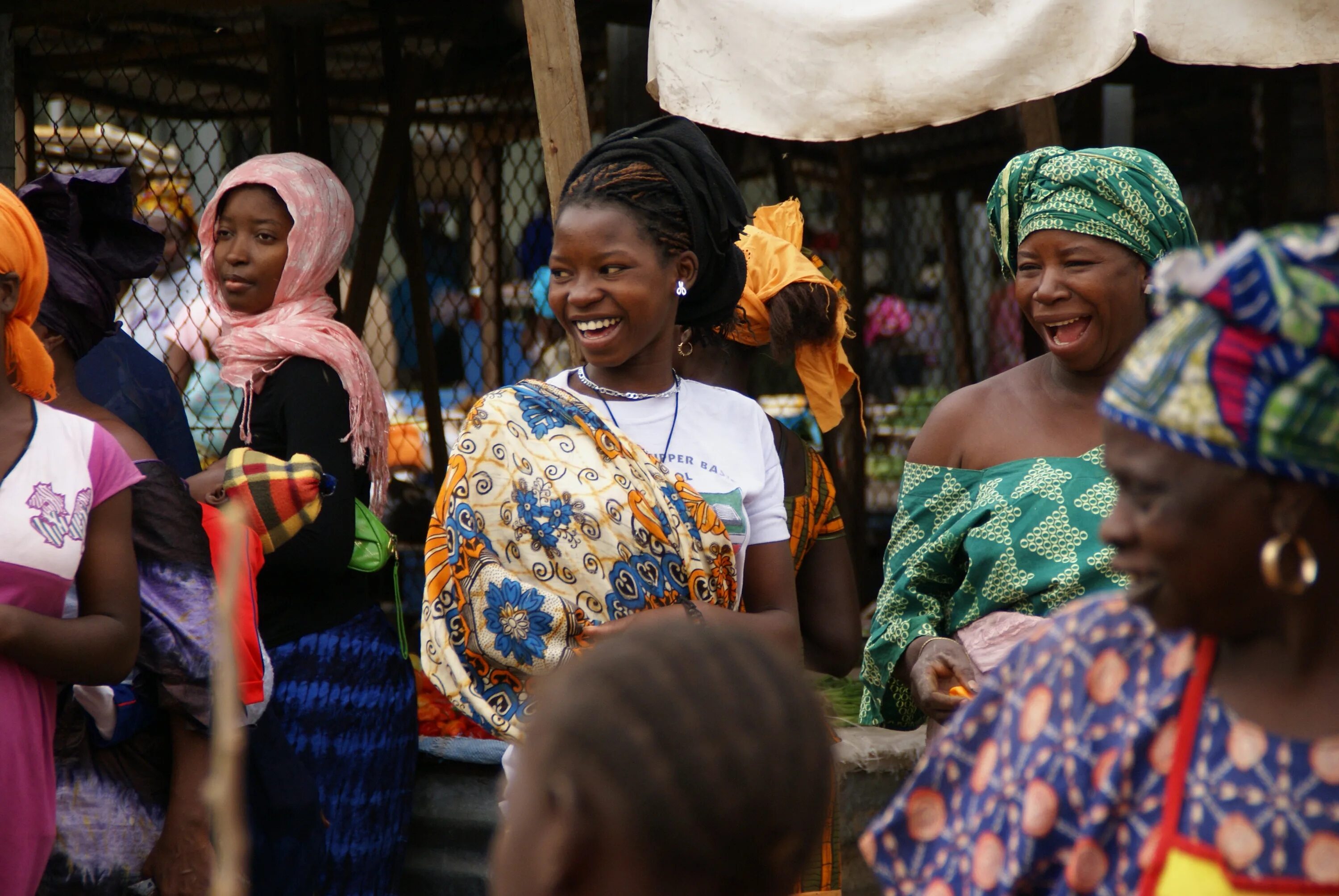 Народы франции и их основные занятия. Африканские женщины. Рынок в Африке. Народы Гамбии. Гамбия Африка.