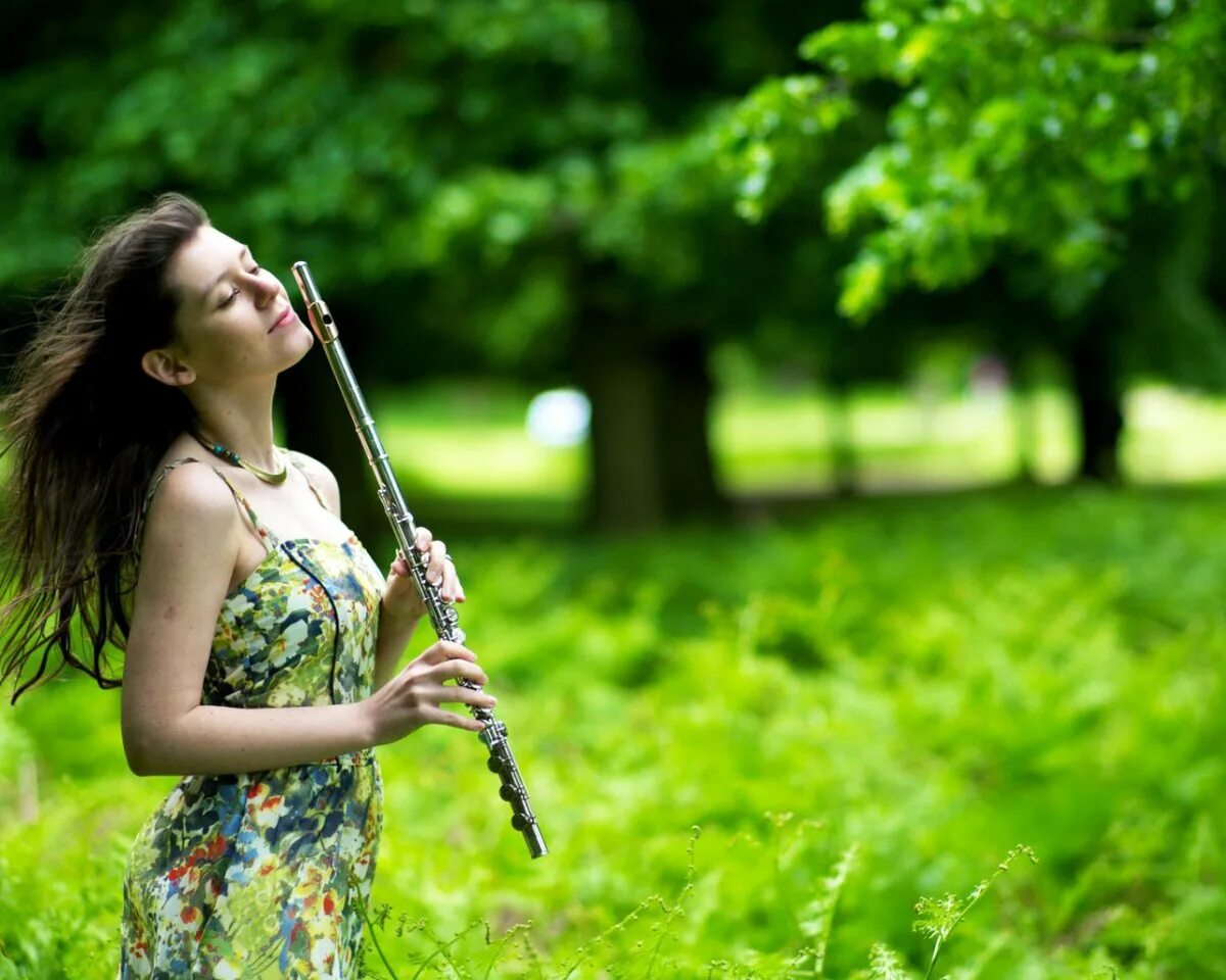 Флейта. Фотосессия с флейтой. Девочка с флейтой. Девушка флейтистка.
