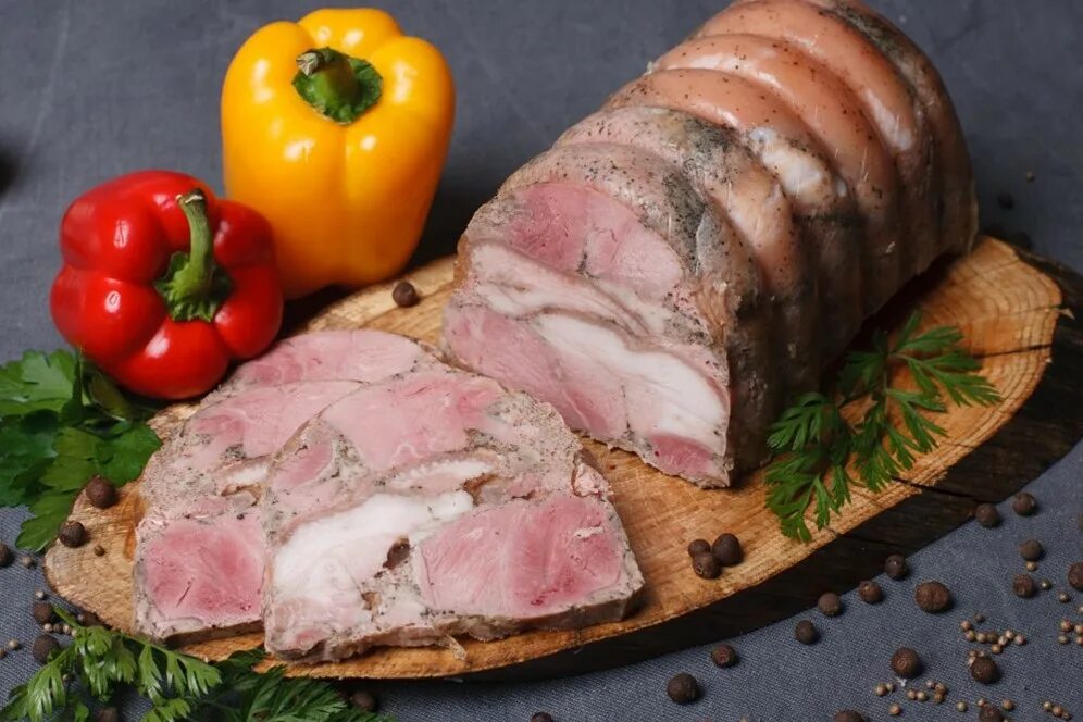Приготовить домашнюю колбасу из свиной рульки. Рулька мясо прессованное. прессованное мясо из рульки. прессованное мясо из свиной рульки. колбаса из рульки свиной.