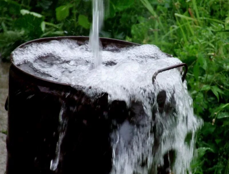 питьевая вода. брызги воды. вода льется через край. стакан воды. вода льется из ведра.