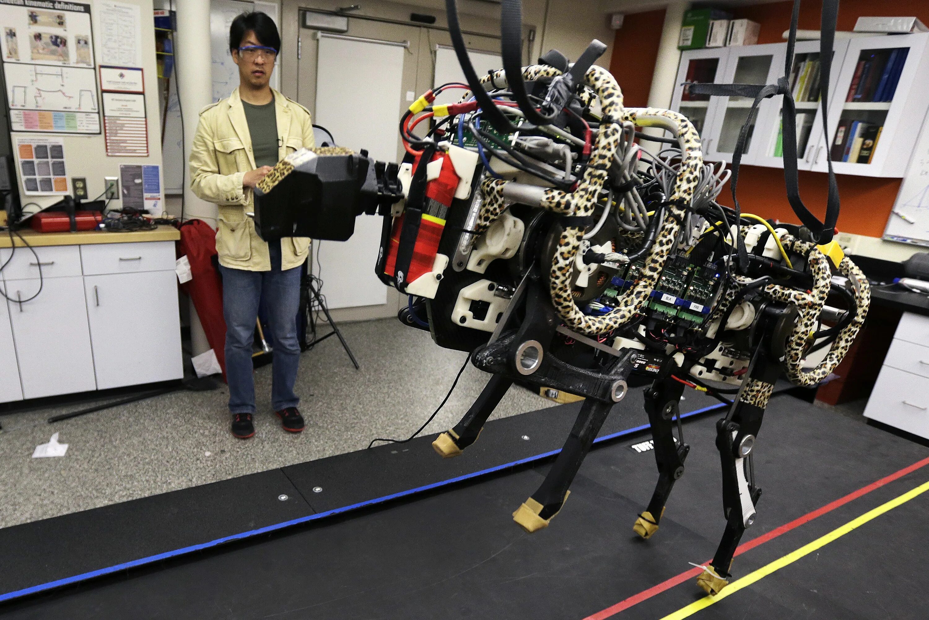 Ступенчатый робот. Современная робототехника. Автономные роботы. Cheetah робот. Робототехника и инженерия.