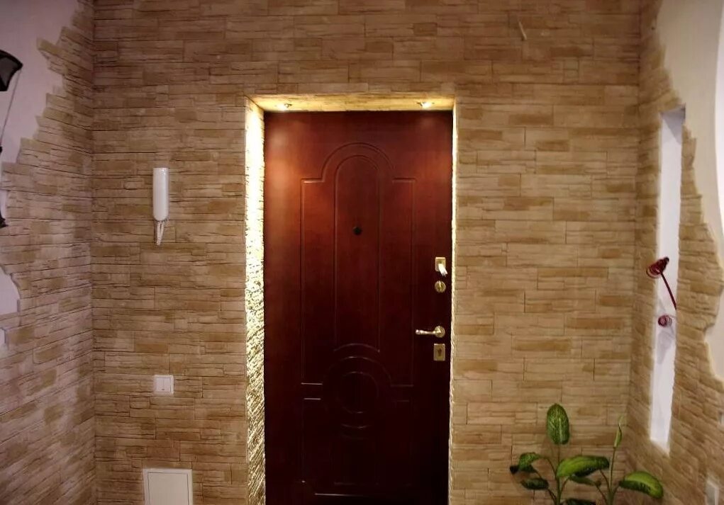 отделка стен декоративным камнем в прихожей. декоративный камень для внутренней отделки входной двери. отделка дверного проема мрамором. отделка дверных откосов декоративным камнем. отделка прихожей дверь.