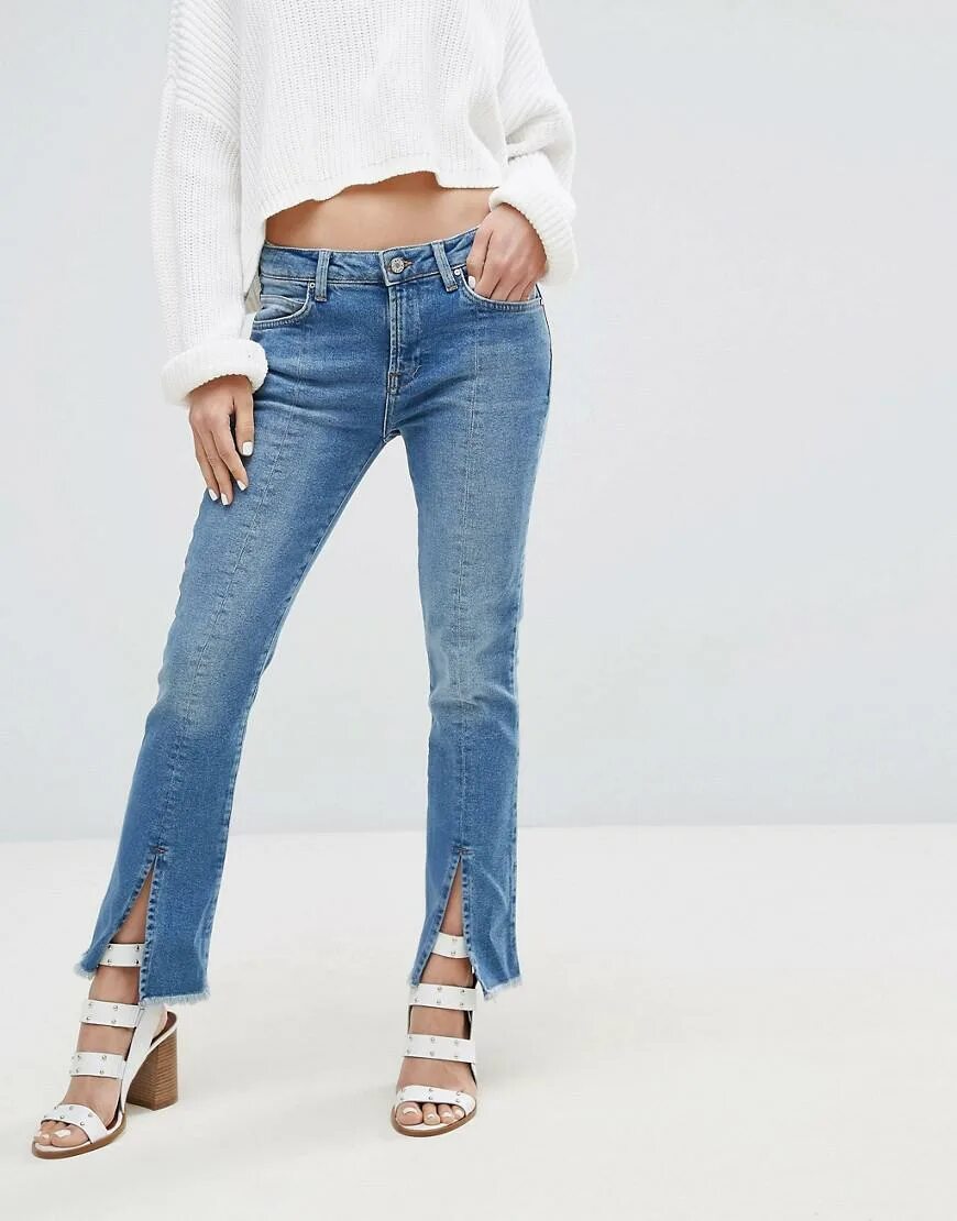 Джинсы 2024 женские купить. Джинсы с разрезами. Модные джинсы с разрезами. Джинсы с вырезом спереди. Джинсы с разрезами спереди.