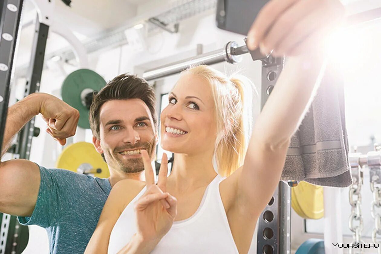 Селфи в тренажерном зале. Фон спортивные люди. Крылов дмитрий челябинск. Довольные тренера. Девушка фотографируется в фитнесе.