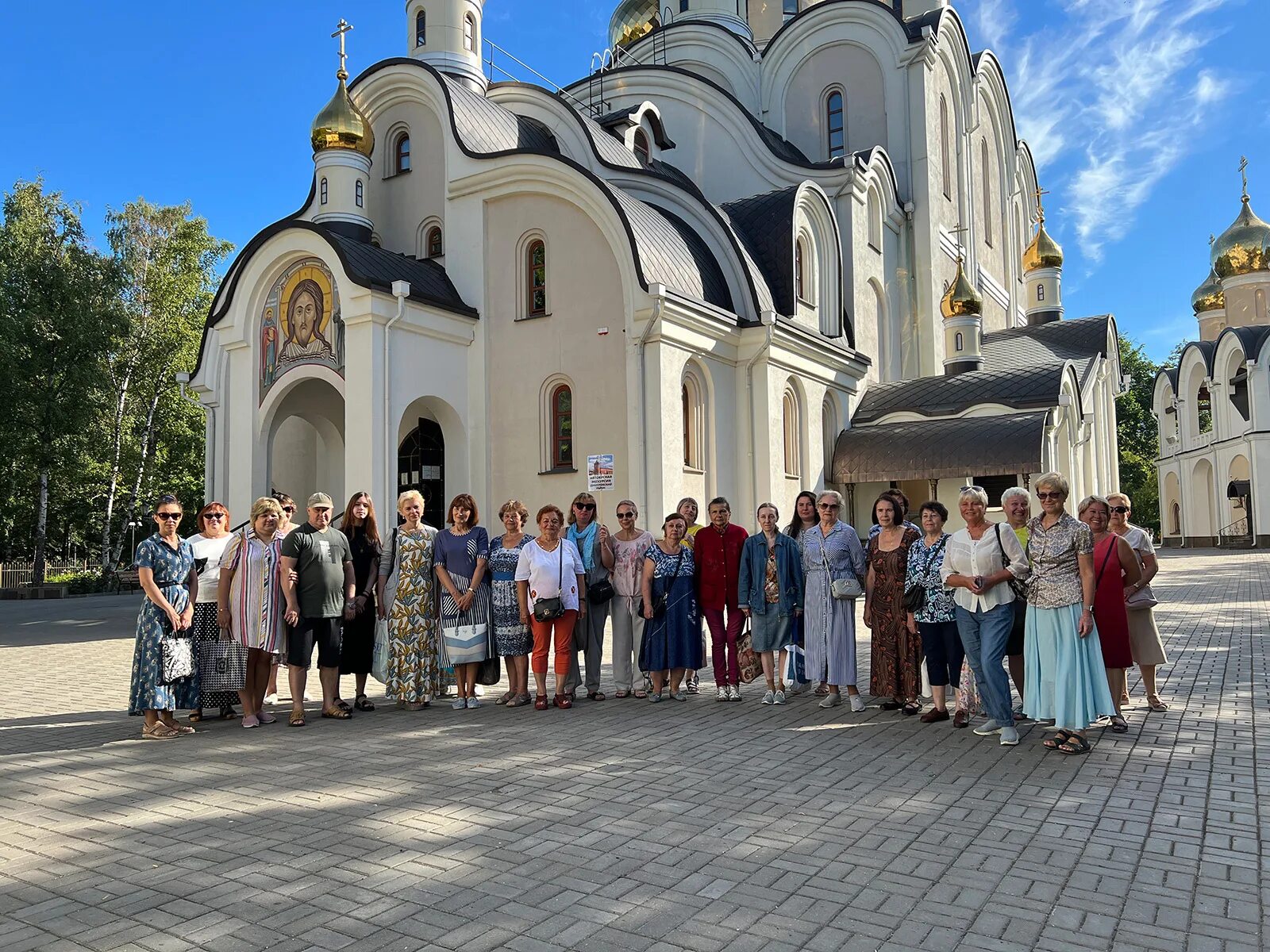 Церковь матроны московской адрес. Храм Матроны Московской. Храм блаженной Матроны Московской в Дмитровском. Храм Матроны Московской в Дмитровском районе. Храм Матроны Московской Ангарские пруды.