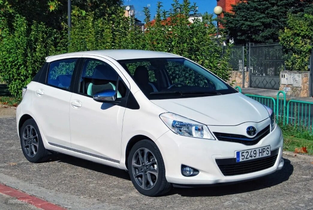 Тойота ярис 2008 красная. Toyota yaris 2 2008. Toyota yaris 2002. Тойота ярис красная. Тойота ярис 2008 год серебристая.