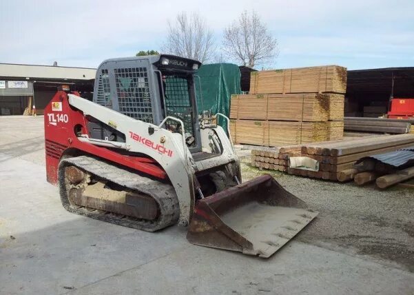 140 tl. Погрузчик Takeuchi tl140. Takeuchi TL 140. Мини погрузчик Такеучи 140. Мини-погрузчик Takeuchi TL 140, 2008.