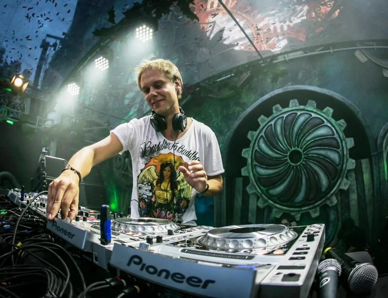 Самые лучшие песни диджеев. Дэвид гетта 2022. Diplo диджей. Услуги диджея. Tiesto диджей.