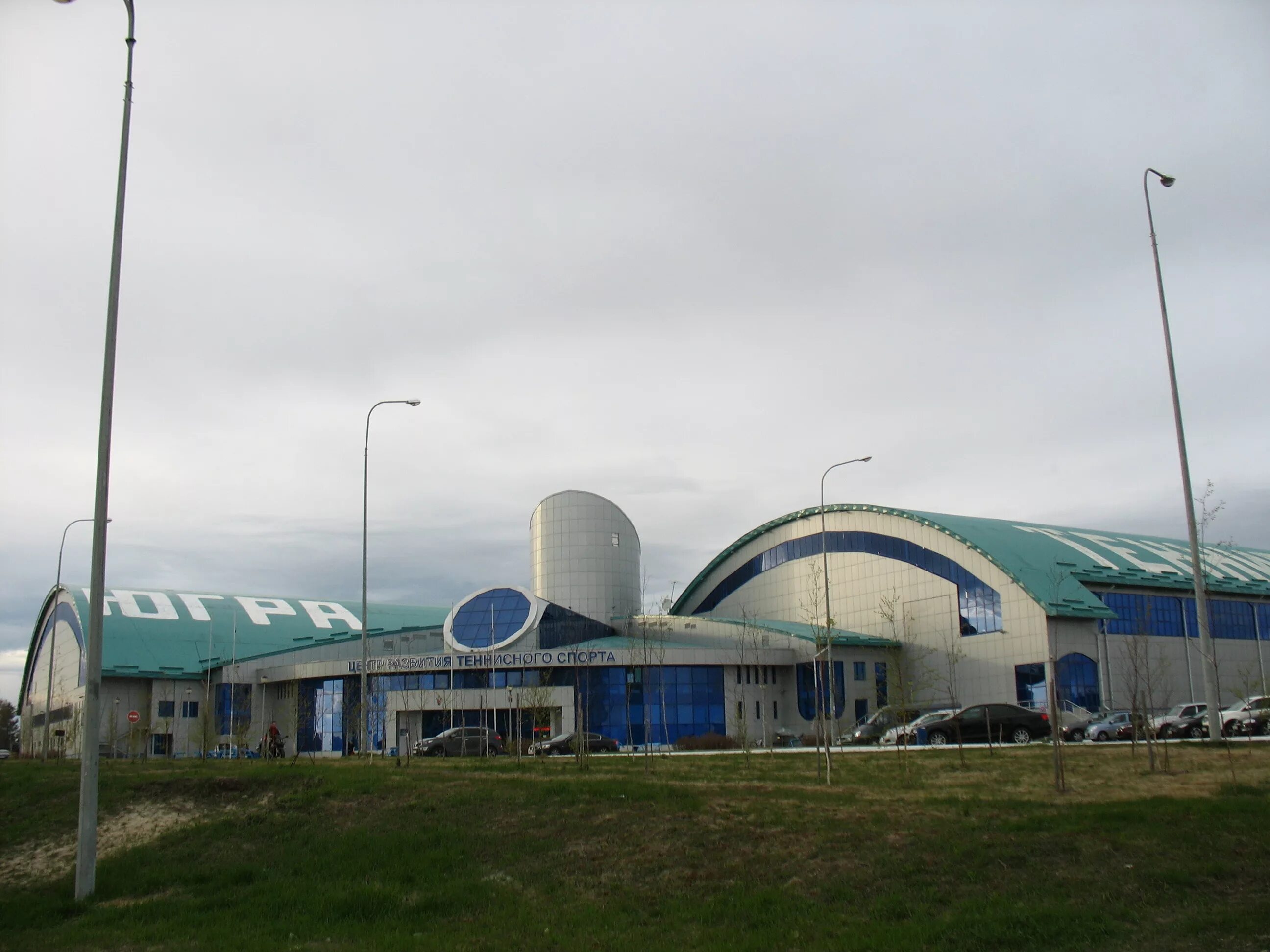 Теннисный ханты мансийск. Спорткомплекс Ханты-Мансийск. Универсальный спортивный комплекс Ханты-Мансийск. Спорткомплекс Иртыш Ханты-Мансийск. Новый спортивный комплекс в Ханты Мансийске.