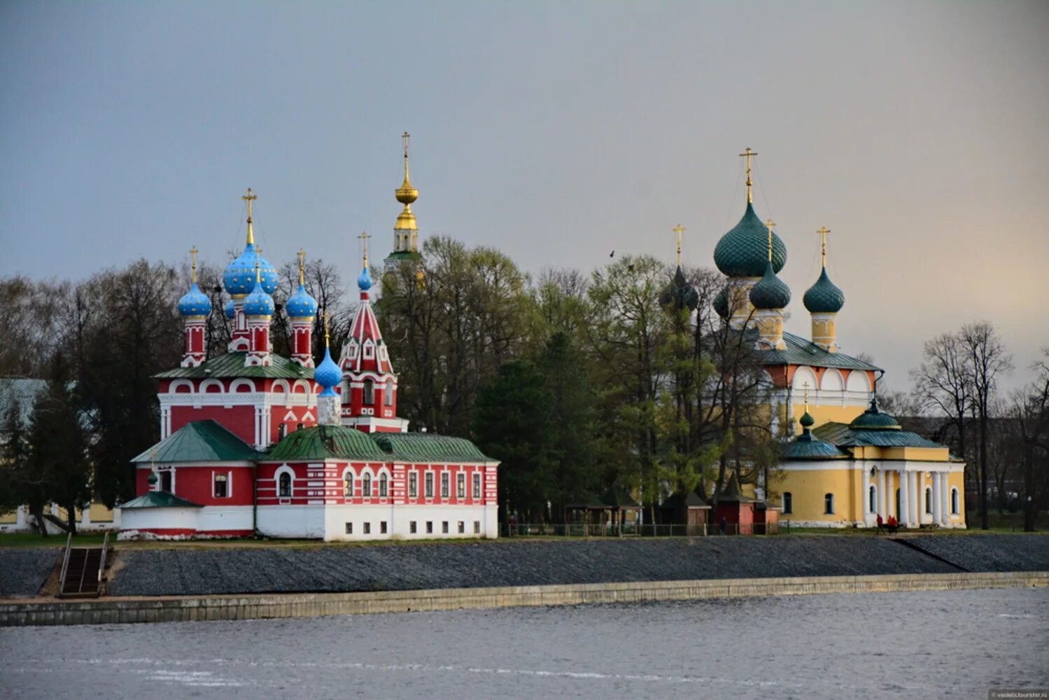 Угличский Кремль Углич. Угличский Кремль достопримечательности Углича. Углич храм царевича Димитрия на крови. Город Углич Церковь Димитрия на крови.