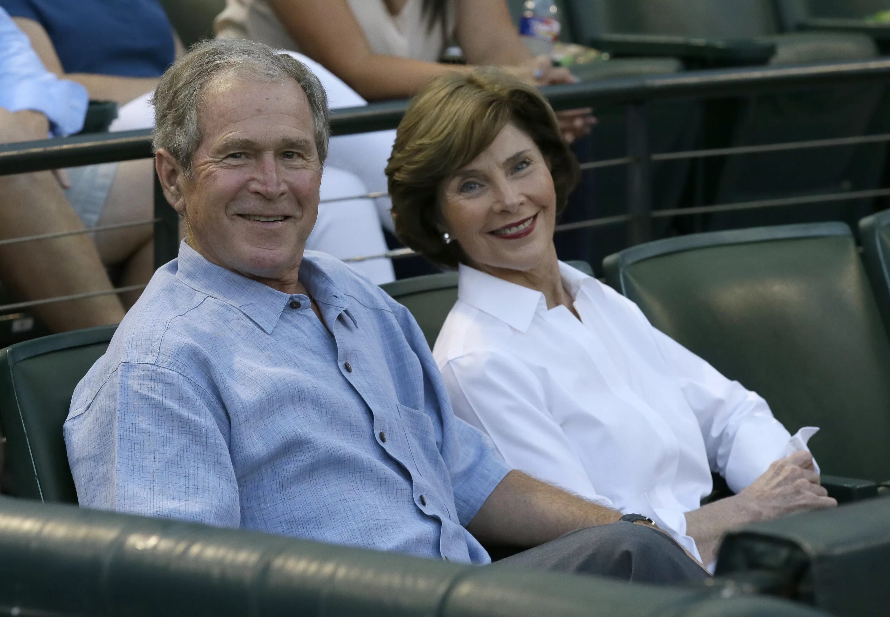 Жена буша старшего. Джордж Уокер Буш с семьей. Жена Джорджа Буша. Джордж Буш в молодости. Джордж Буш младший с женой.