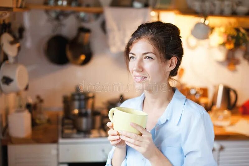 Женщина принимает на дому. Женщины пьют чай на кухне. Женщина пьет кофе на кухне. Домохозяйки в кофейне. Баба чай пьет, в кухне, домашнее фото.