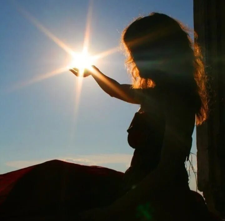 Свет мой тишина полякова читать. Девушка и солнце. Девушка в солнечных лучах. Девушка в лучах солнца. Солнце в руках.