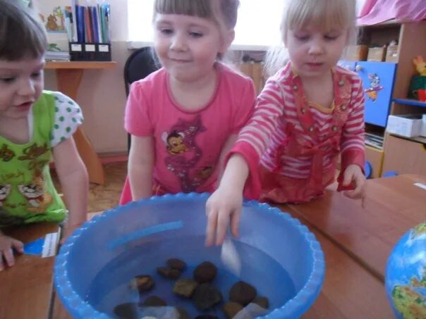 Эксперименты в детском саду. Занятие с водой в младшей группе. Эксперименты в детском саду 2 младшая. Эксперименты с водой в мл группе.