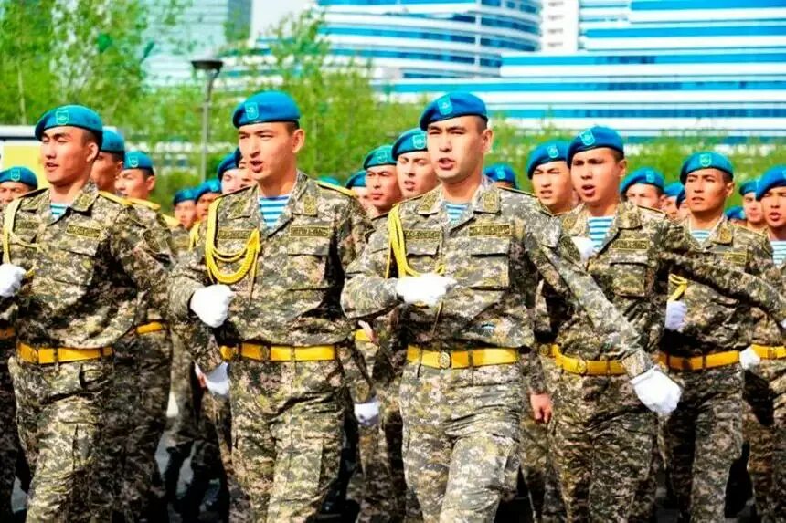 Парад в казахстане. Аэромобильные войска казахстана. Униформа вооруженных сил казахстана. Әскери деген не. Әскери деген не.