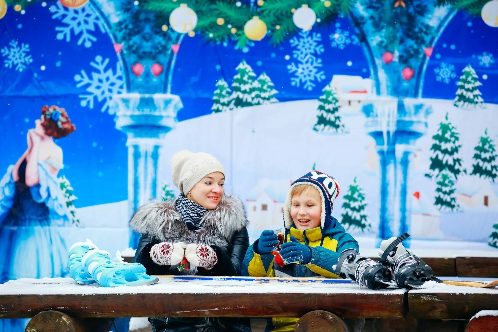 Новогодний праздник на катке. Новогодние развлечения в москве. Ребенок новый год путешествие. Путешествие в новый год. Новогодние праздники для детей в москве.