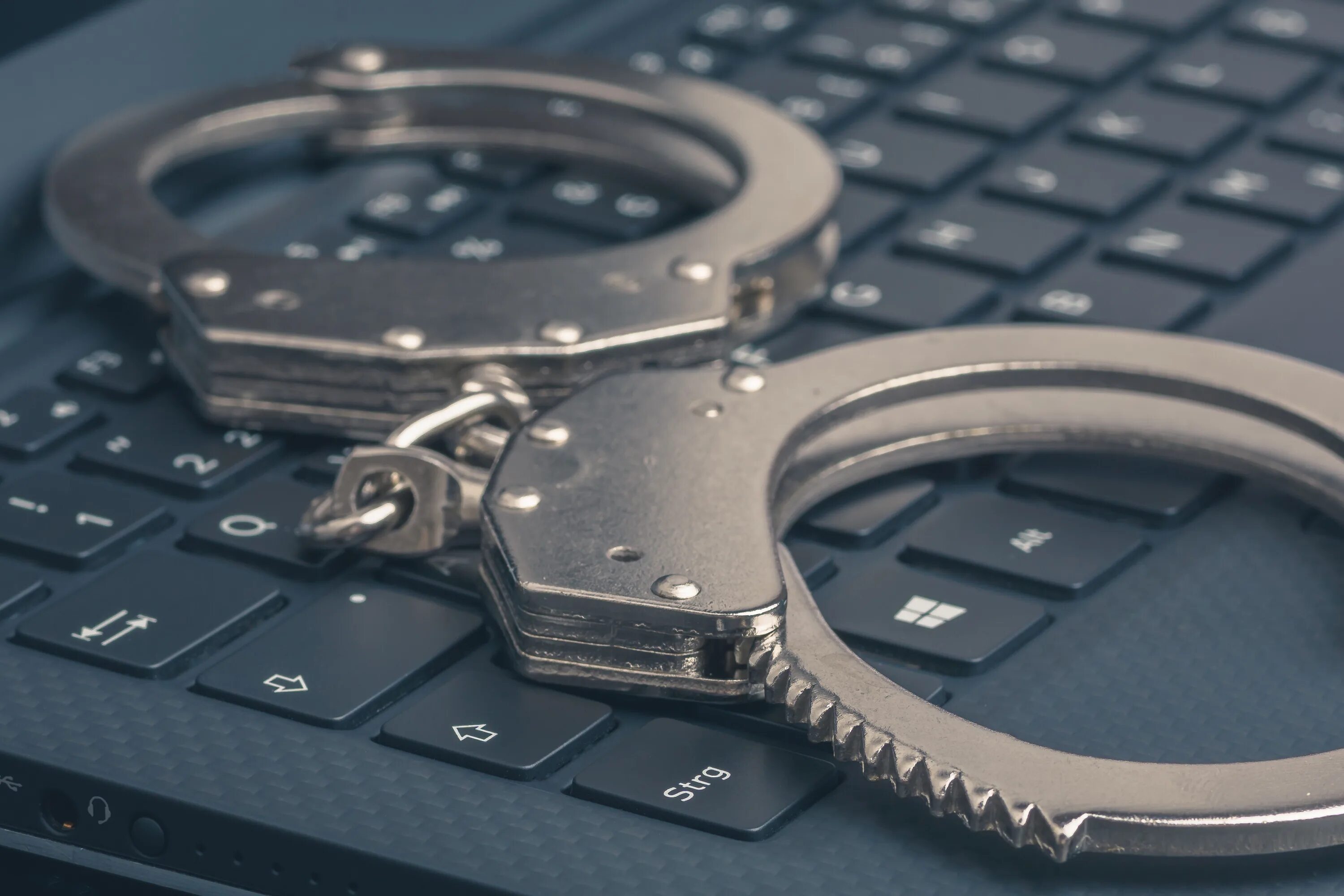 Научное мошенничество. Ноутбук и наручники. Интернет в наручниках. Наручники на клавиатуре. Преступления в интернете.