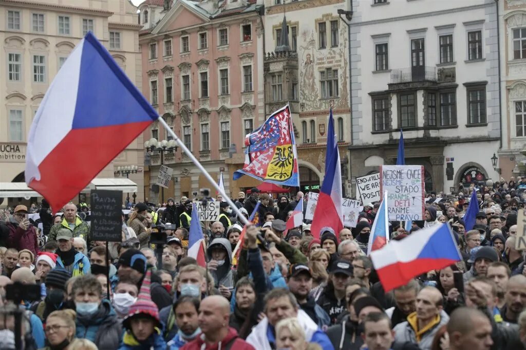 Сегодня во многих странах. Демонстрация в Праге. Протесты в Праге. Прага митинг на Вацлавской площади. Акция протеста в Праге.