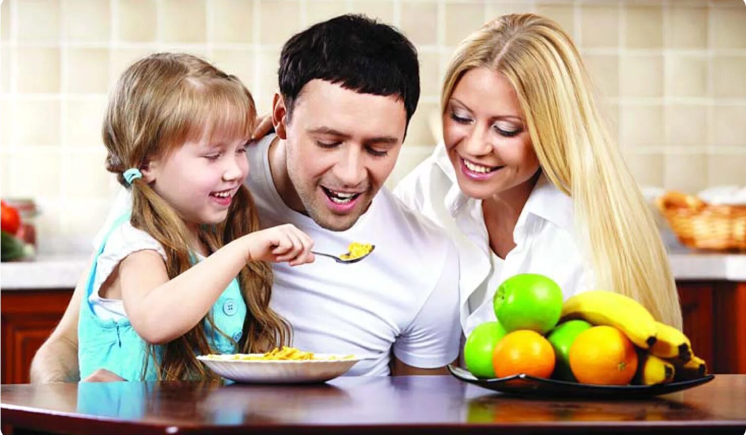 Почему дети любили ужинать со взрослыми. Семейный завтрак. Семья за завтраком. Семья на кухне. Здоровое питание в семье.