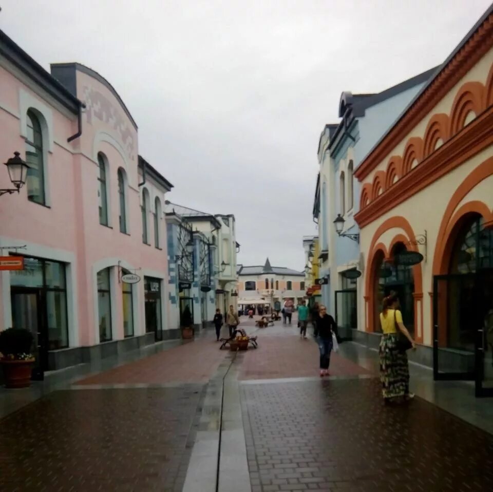 Outlet котельники village белая. Аутлет Вилладж Котельники. Outlet Village белая дача, Котельники. ТЦ аутлет Вилладж белая дача. Аутлет Вилладж белая дача Москва магазины.