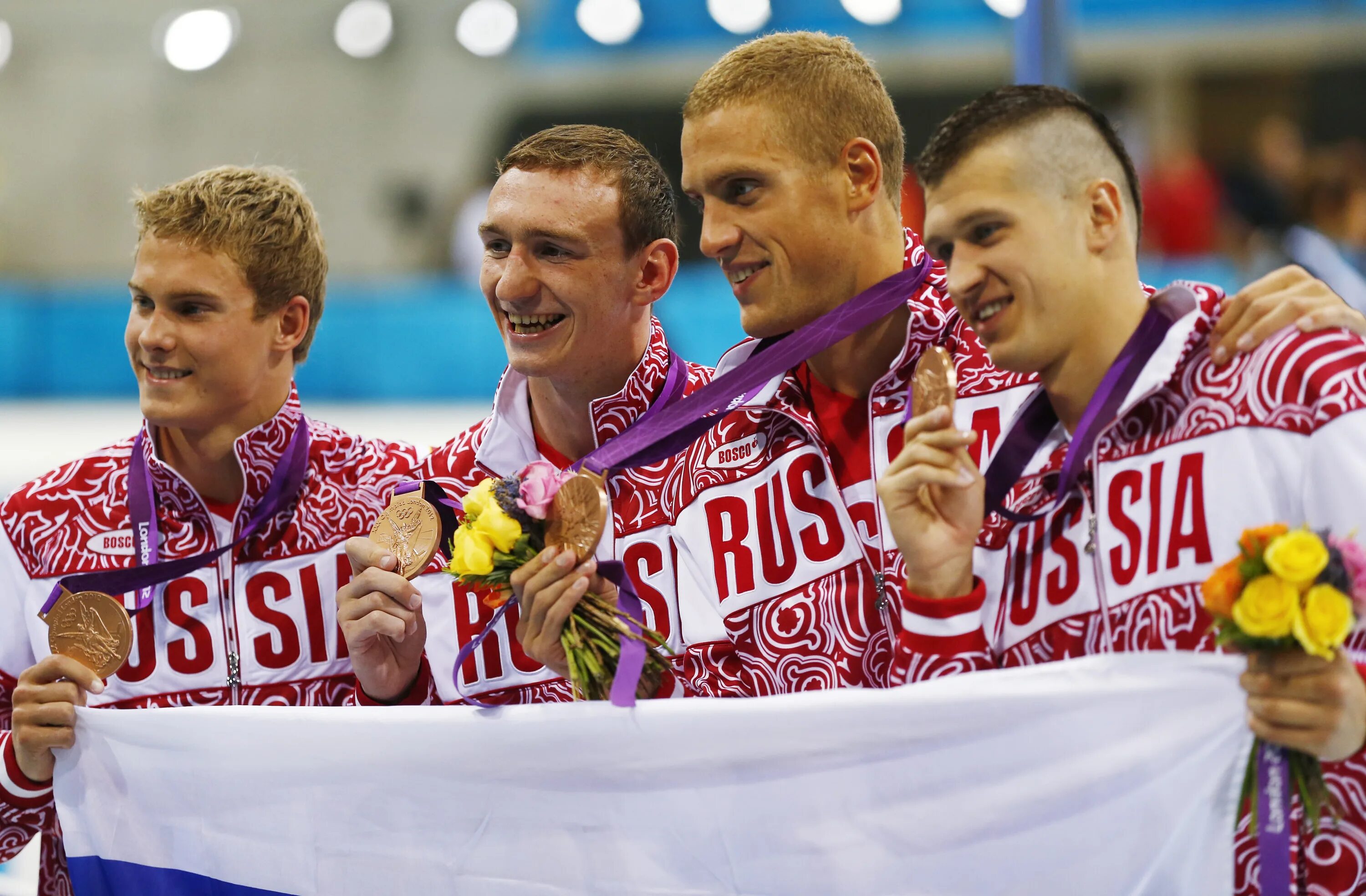 Каждый станет чемпионом. Олимпийский чемпион по плаванию в Лондоне российский 2012. Награждение спортсменов. Спортсмен с медалью.