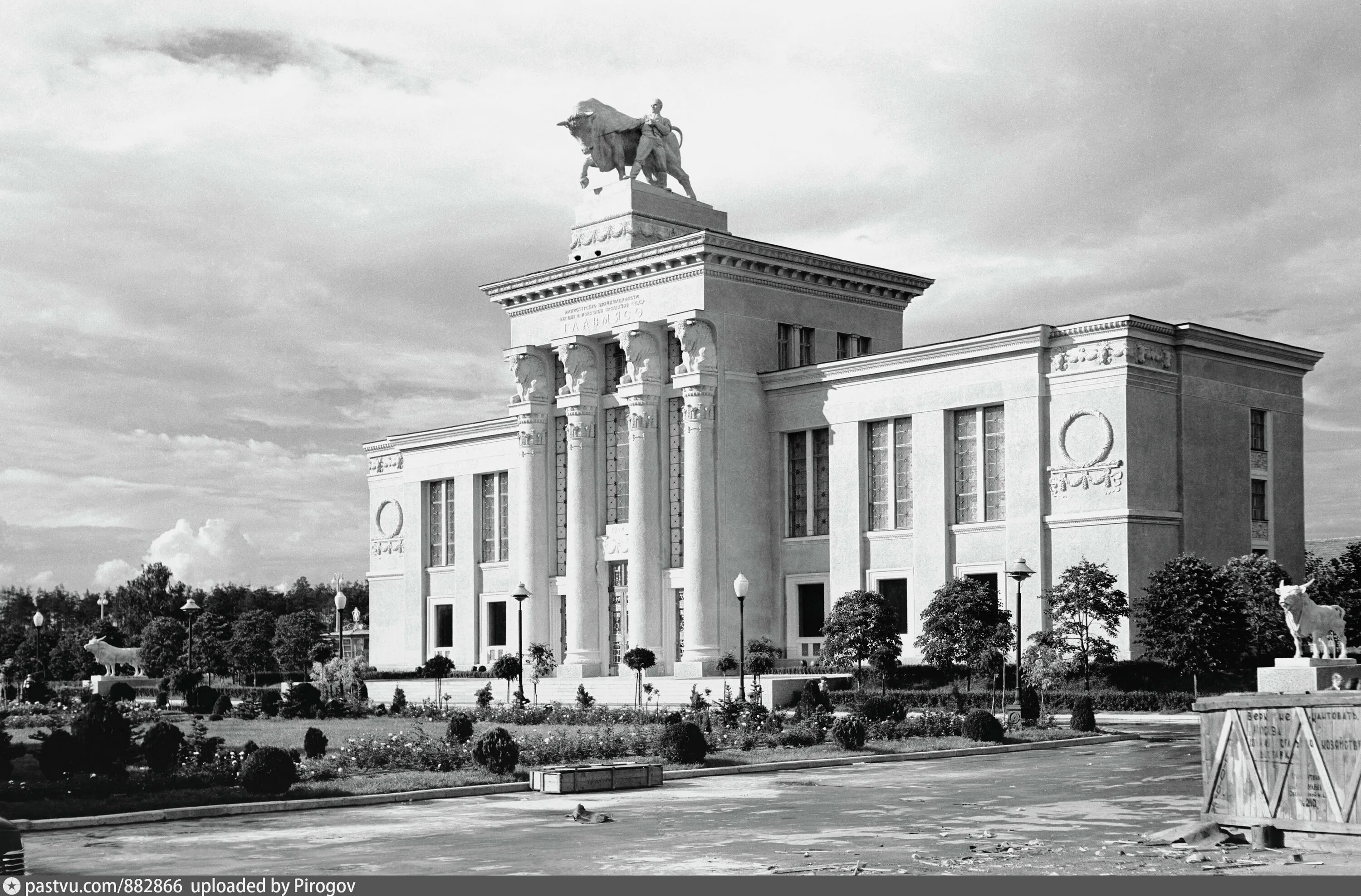 Павильон мясная промышленность вднх. Павильон 51 вднх. Павильон 51 вднх. Павильон № 51 «мясная промышленность» на вднх. Павильон № 51 «мясная промышленность» на вднх.