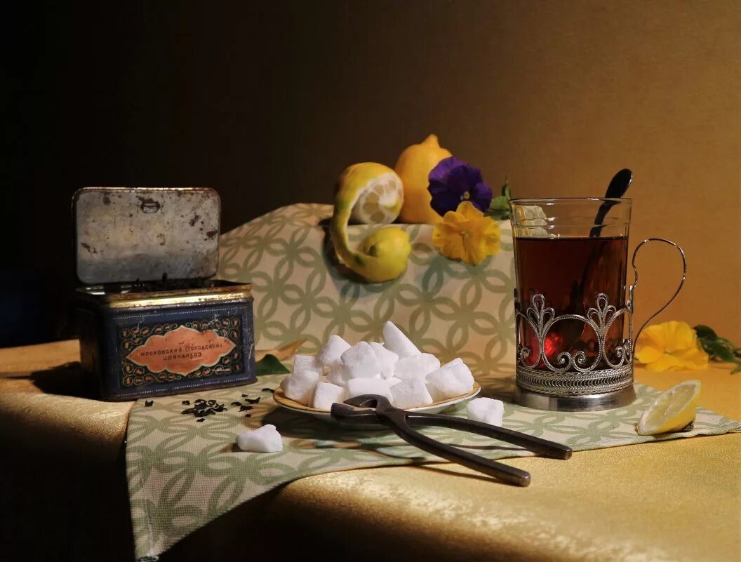 чай вприкуску. пить чай вприкуску. полина лучанова купчиха. чай вприкуску. чаепитие вприкуску.