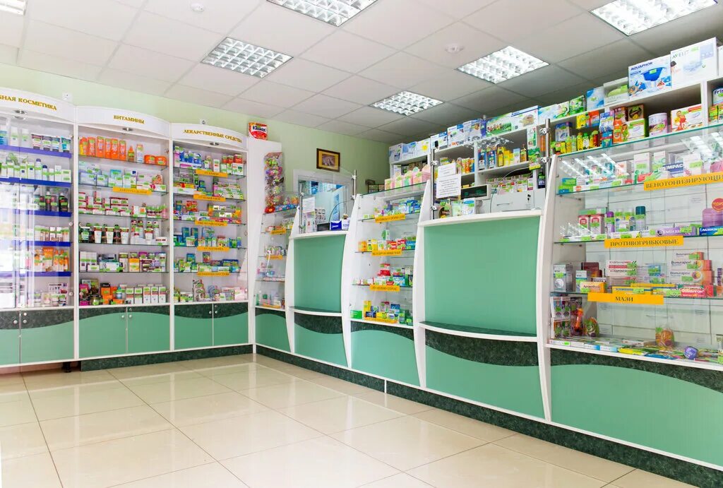современная аптека. витрина в аптеке выкладка. дизайнерская аптека. аптека внутри. олаптеки.