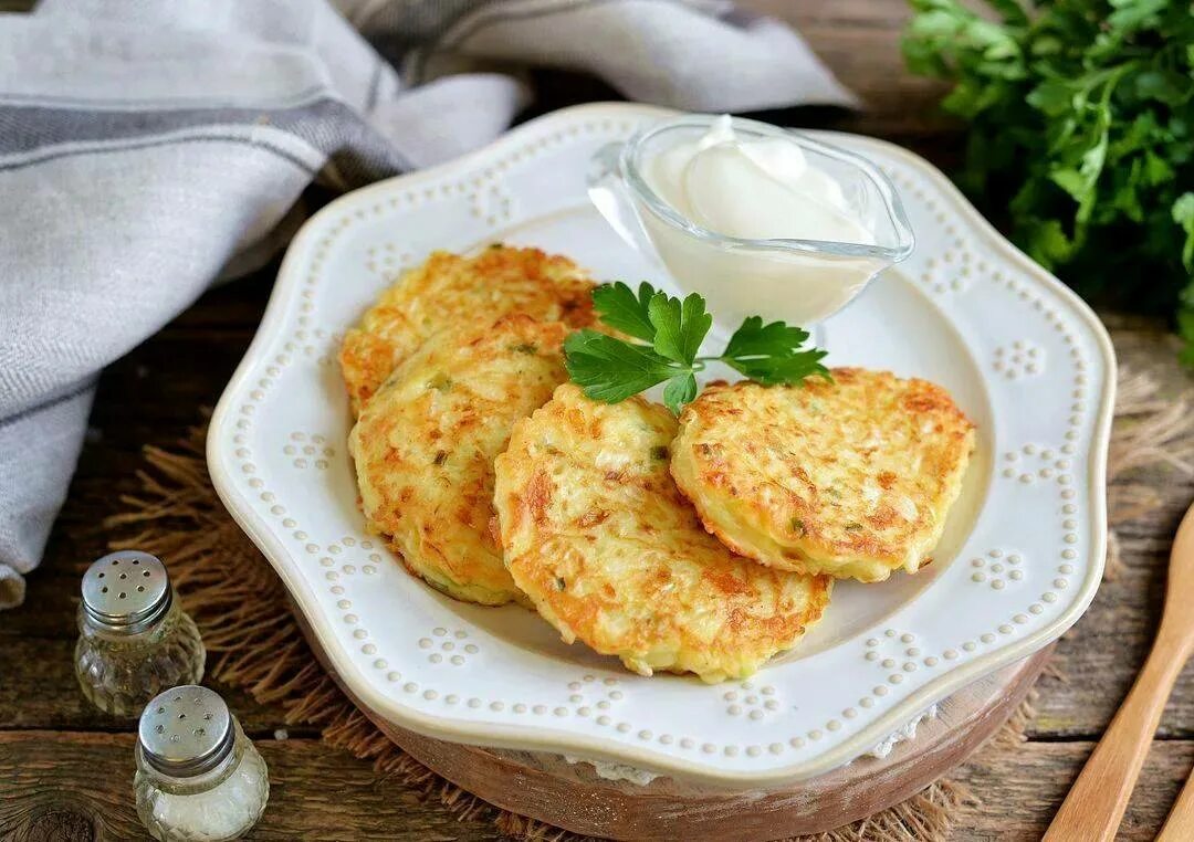 Капустные котлеты очень вкусные на сковороде. Капустные котлеты. оладьи из капусты. овощные оладьи. капустные драники.