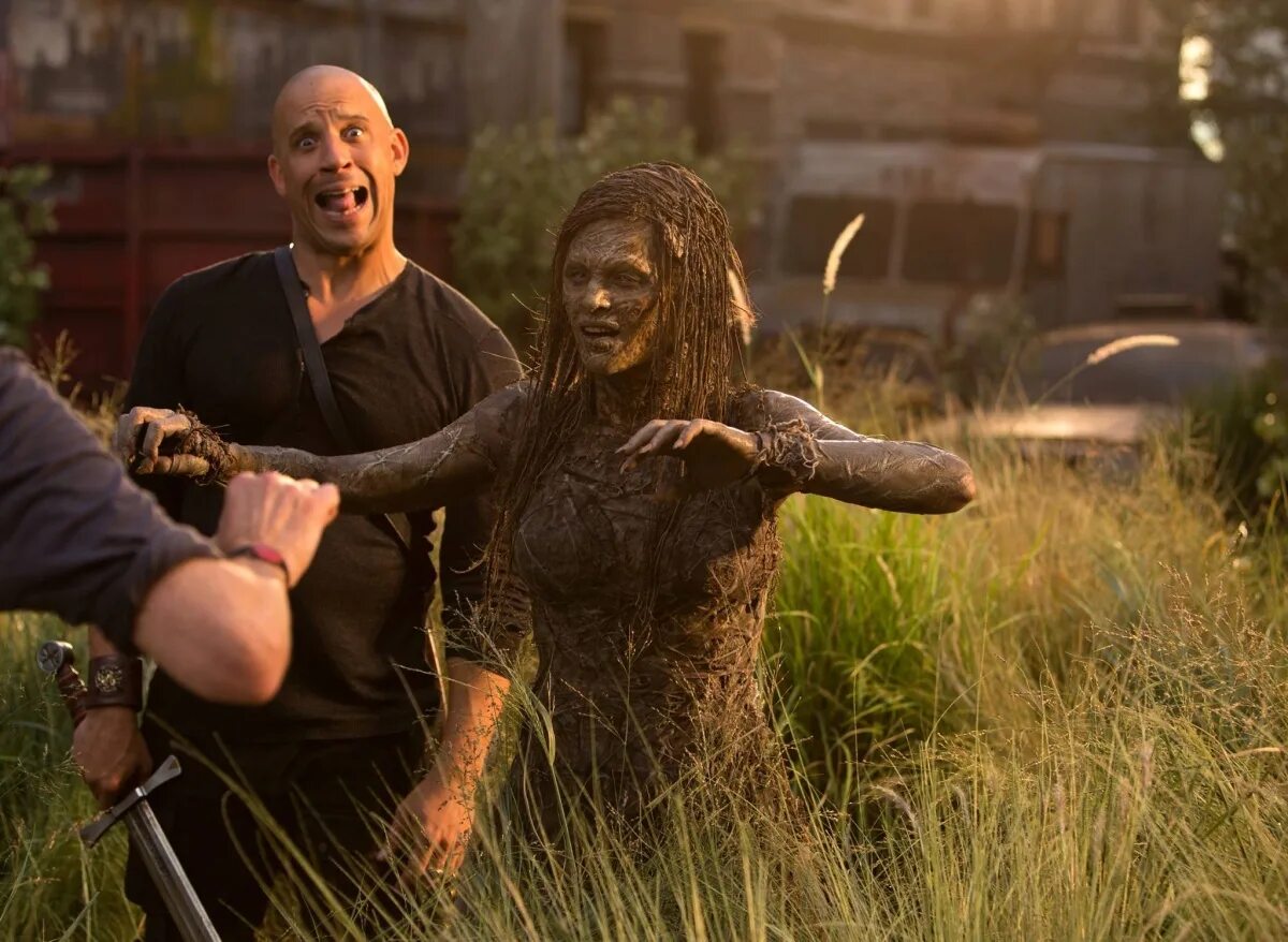 Злодей пытается спастись. Злодей пытается спастись. Фильм аннигиляция 2017. Судный день фильм 2011. Том холланд человек паук вдали от дома.