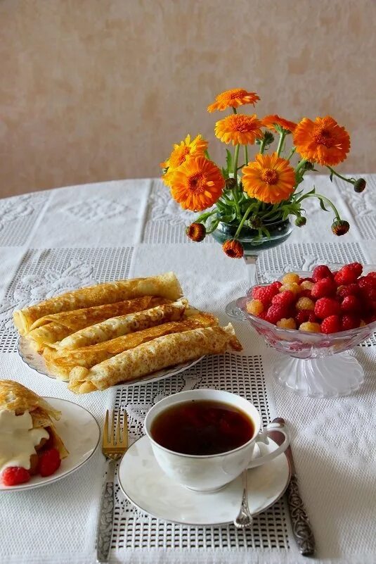Доброе утро чай с блинами. Чашка чая и блины. Чаепитие с блинами. Завтрак с цветами. Чай с блинами.