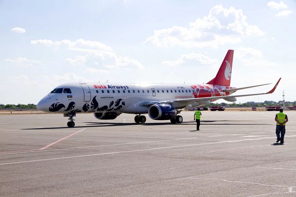 Embraer EMB 190 азербайджанские авиалинии. Азербайджан Эйрвейз а320. Астрахань аэропорт Баку Астрахан. Самолет Бута Эйрвейз. Россия азербайджан самолет