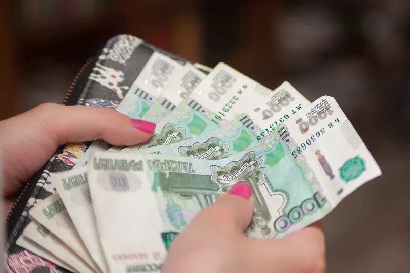 Российские деньги в руках. Миллион рублей в руках. Много рублей в руках. Деньги в руках. Рубли в руках.