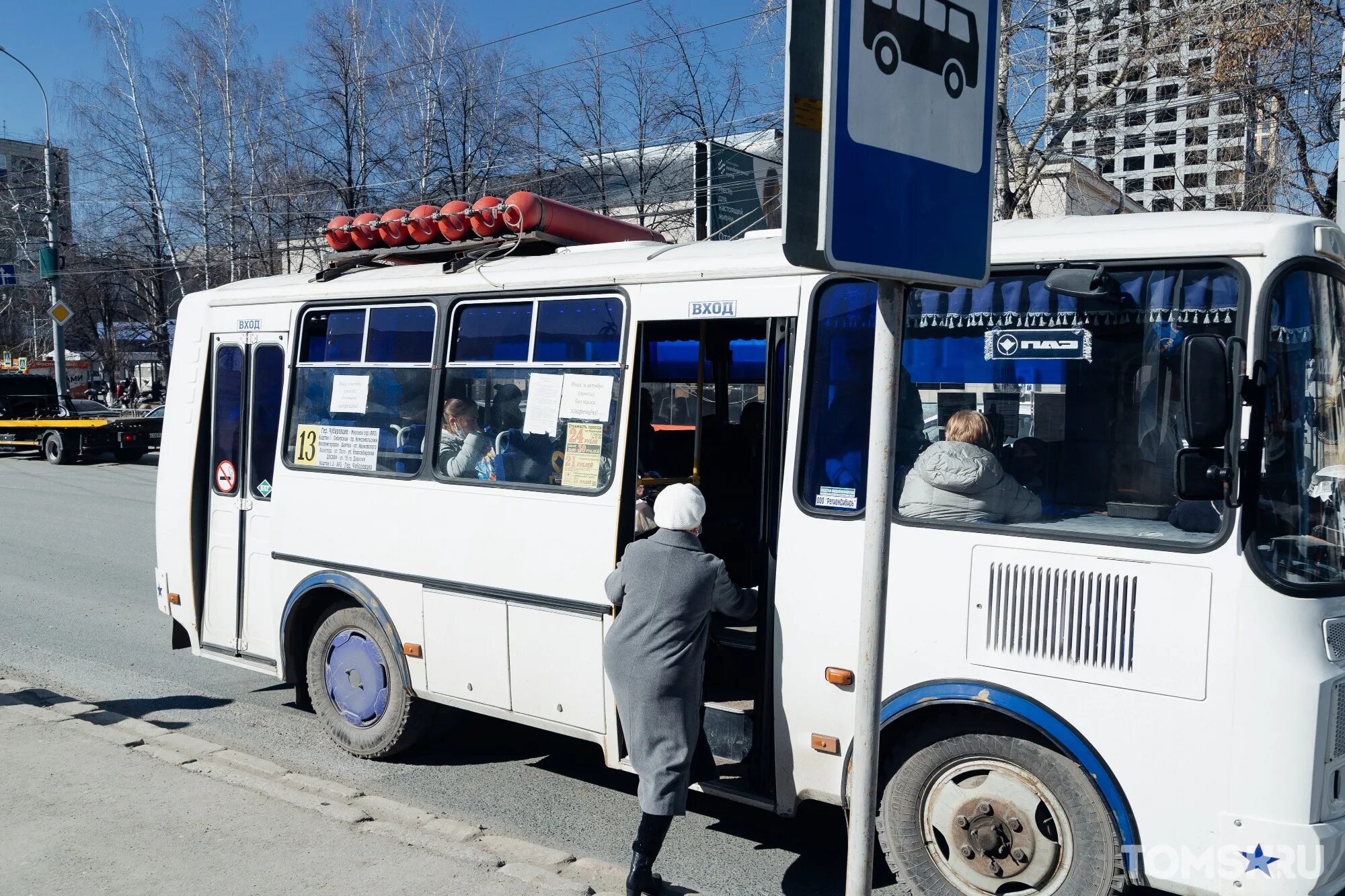 Номера автобусов до кладбища. Автобус Томск кладбище Воронино. Автобус на родительский день. Автобусы э на кладбище. Российские автобусы.