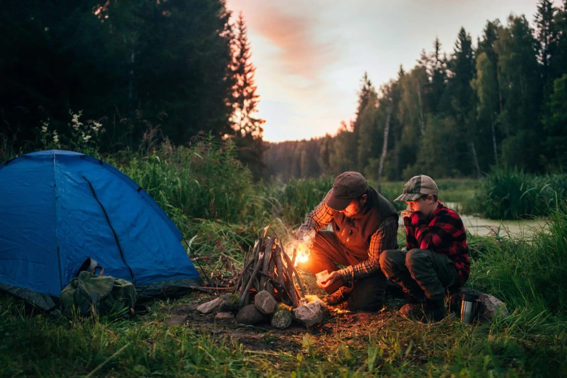 Поход в лес. Семейный поход на природу. Camping тема. Палатка кемпинг домик зеленый xyp602. Camping тема.