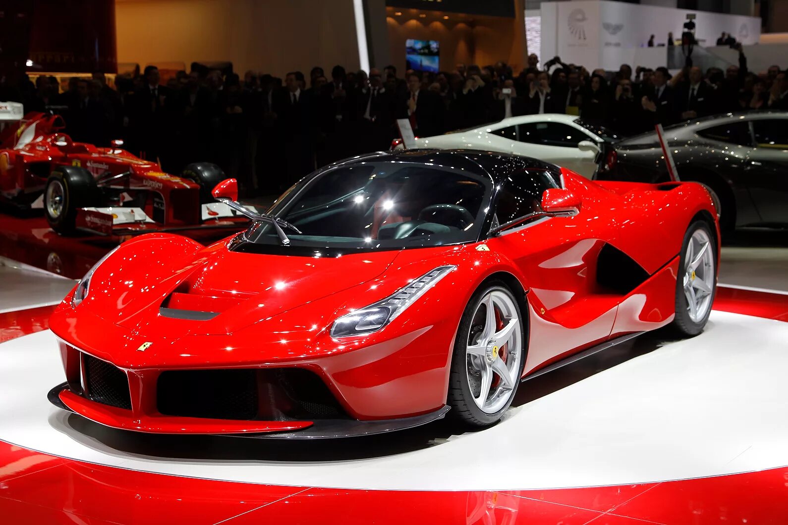 Выпуск ferrari. Ferrari LAFERRARI. Феррари ла Феррари 2014 года. LAFERRARI 2013 года. Феррари 1 машина.