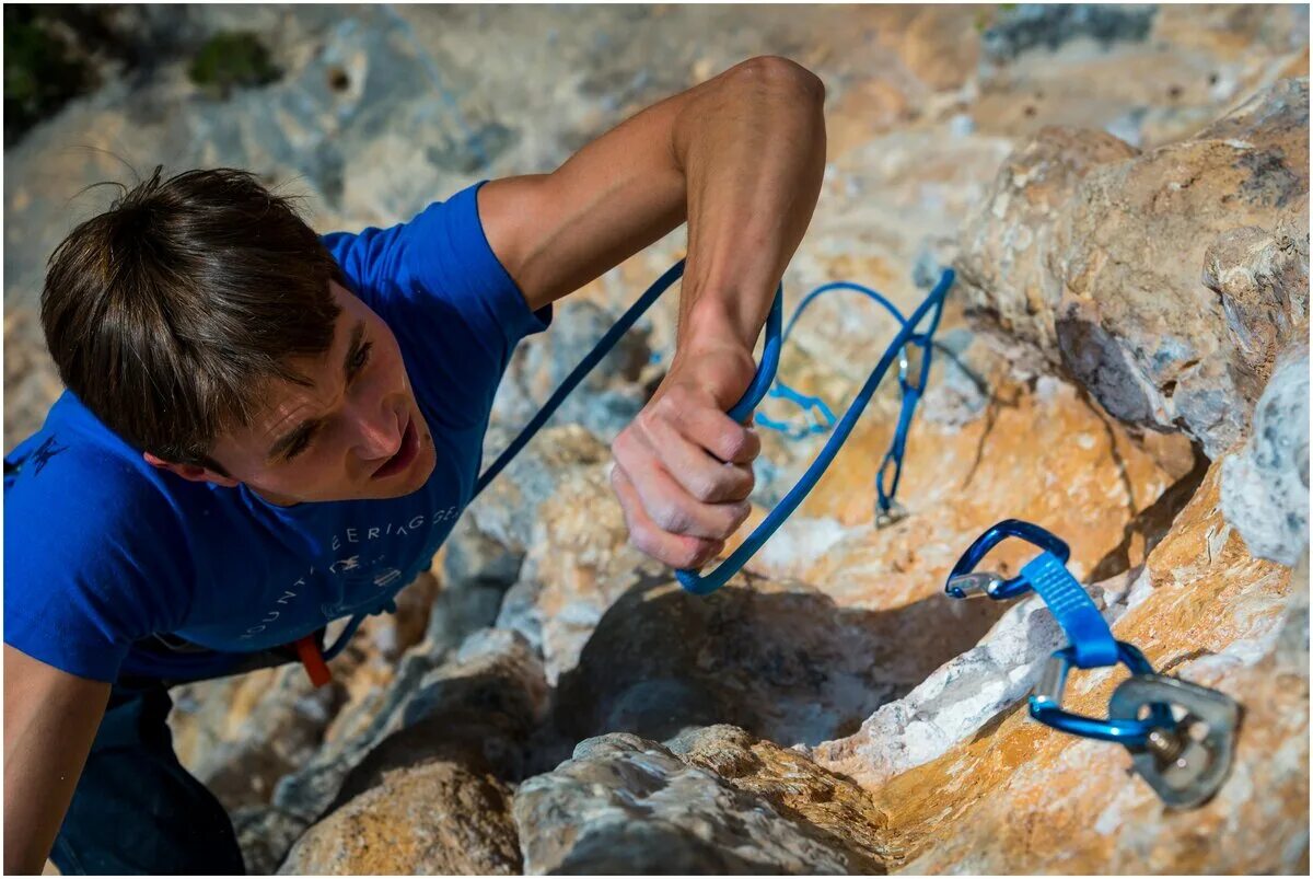 Снаряжение альпиниста кашин. Экипировка альпиниста. Альпинистское снаряжение. Обвязка альпинистская simond. Веревка страховочно-спасательная кобра d10мм (с карабином).