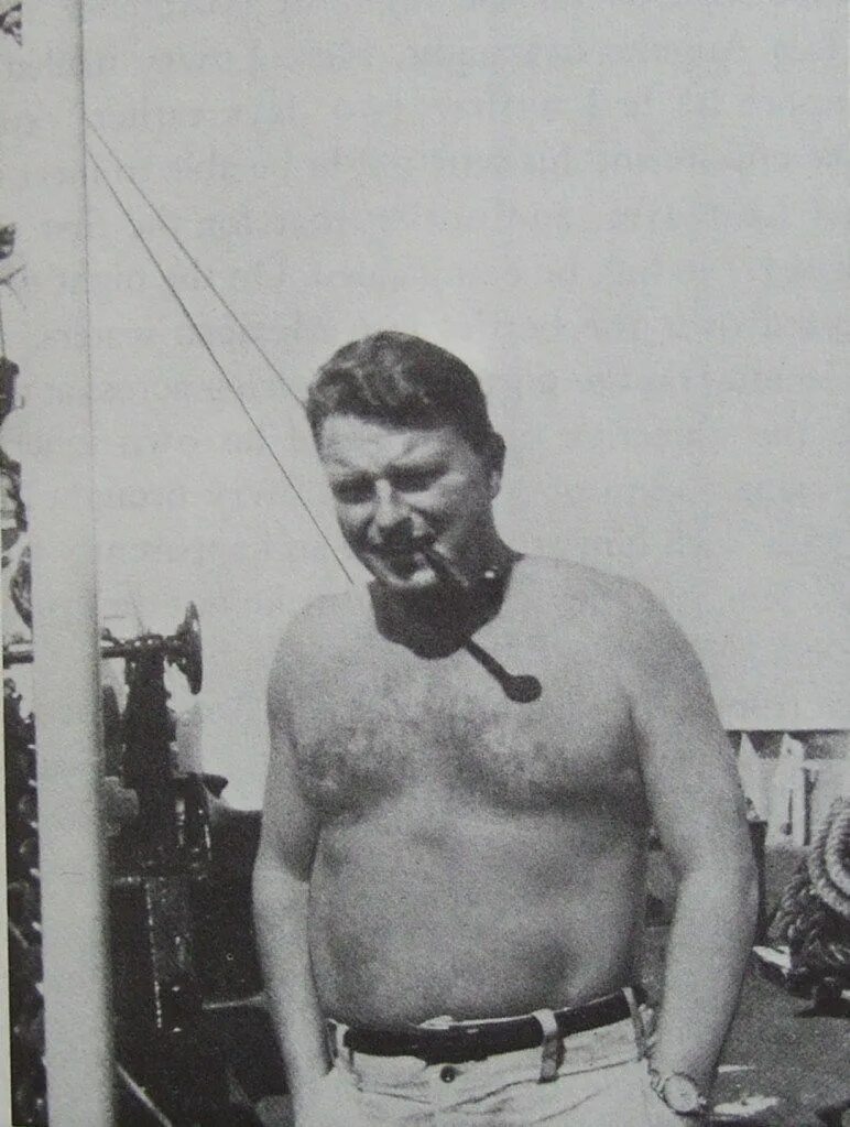 Малькольм лаури у подножия. Малькольм лаури. malcolm lowry.