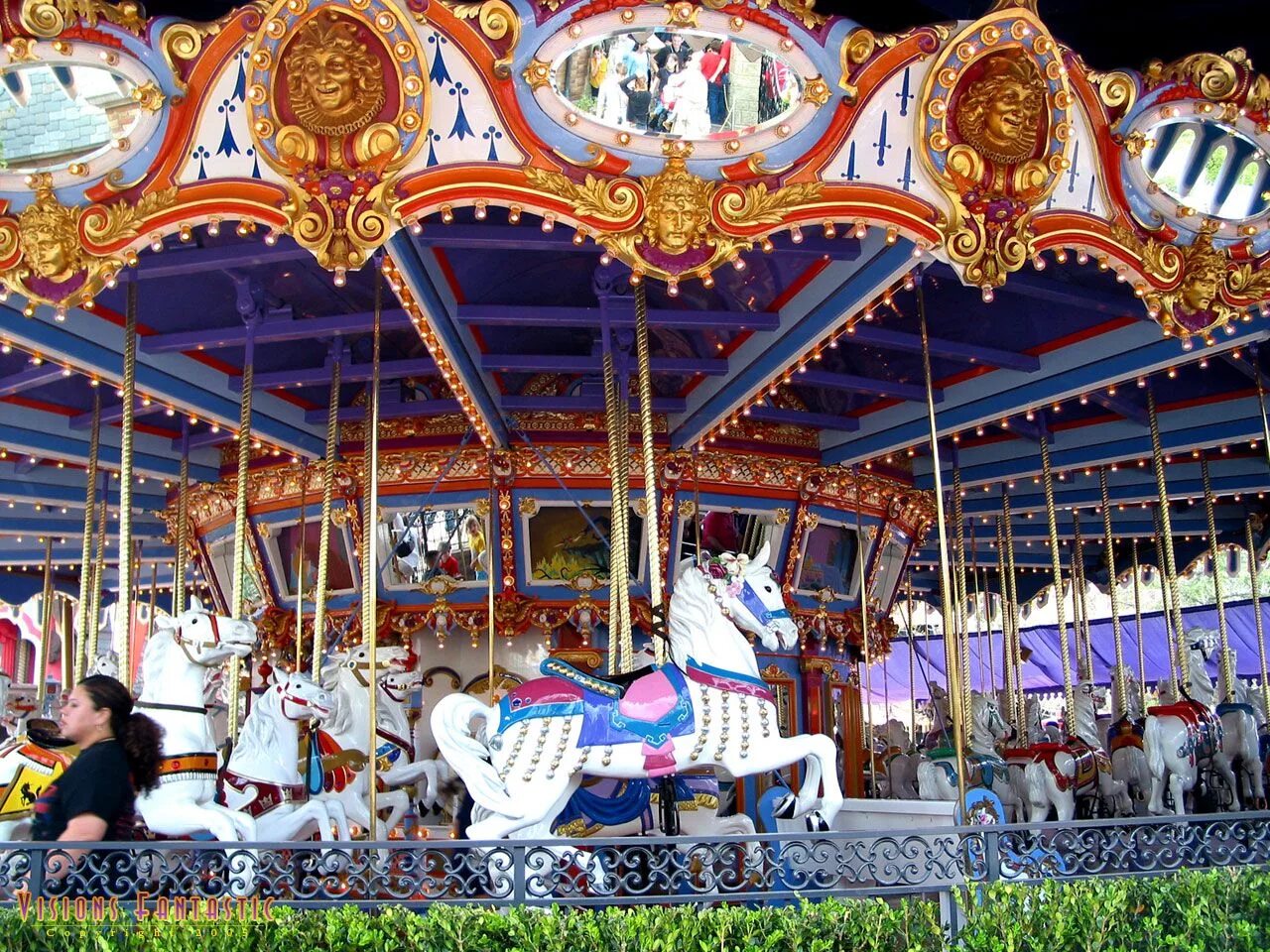 Merry go round hisaishi. Карусель короля Артура Диснейленд. Merry go Round Карусель. Лошади парк развлечений Карусель Диснейленд. Диснейлендская Карусель.