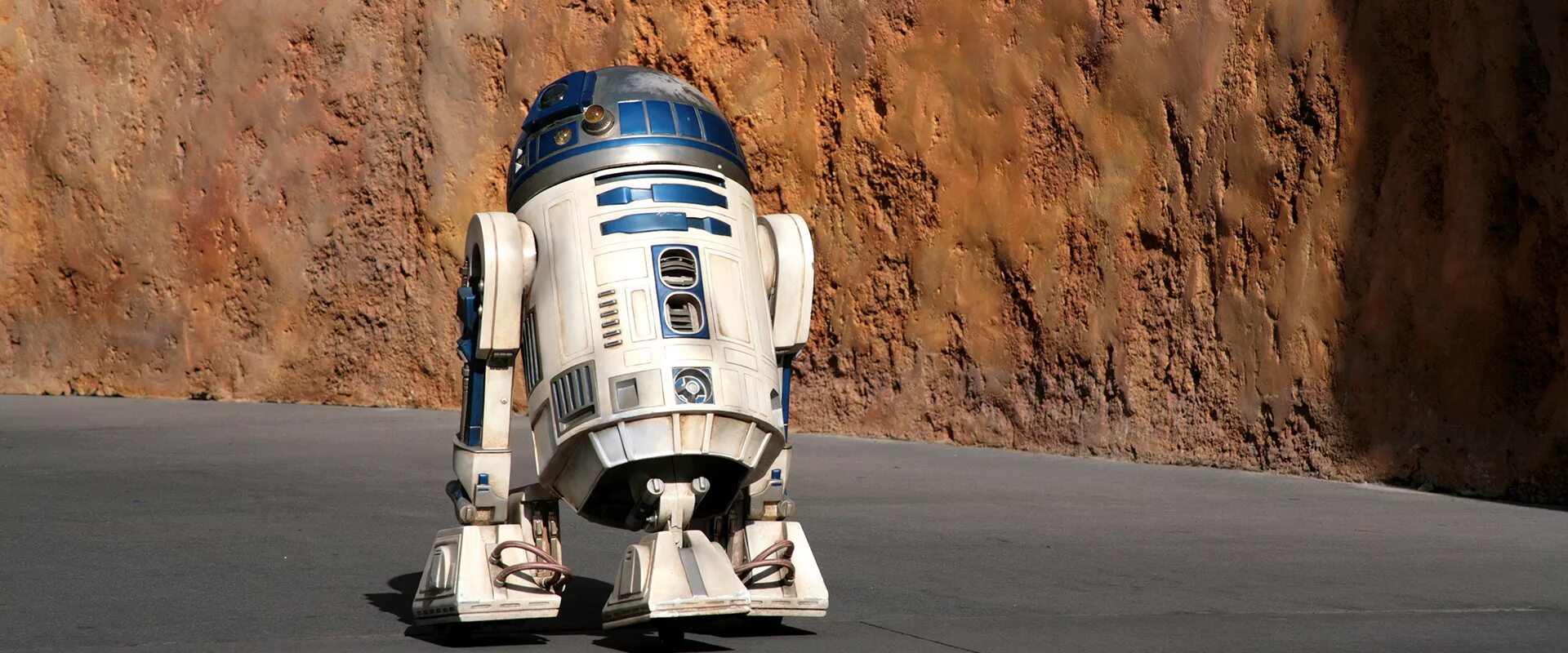 Star wars r2d2. Дарт вейдер и р2д2. R2d2 из звездных войн. R2-d2 парализатор. Д 2 явл 1.