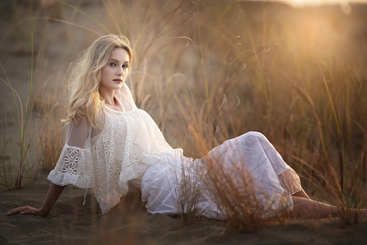 Девушка в белом. Девушка с книгой. Красивые девушки в постели. Девушка в белом читать. Фотосессия в халате в отеле.