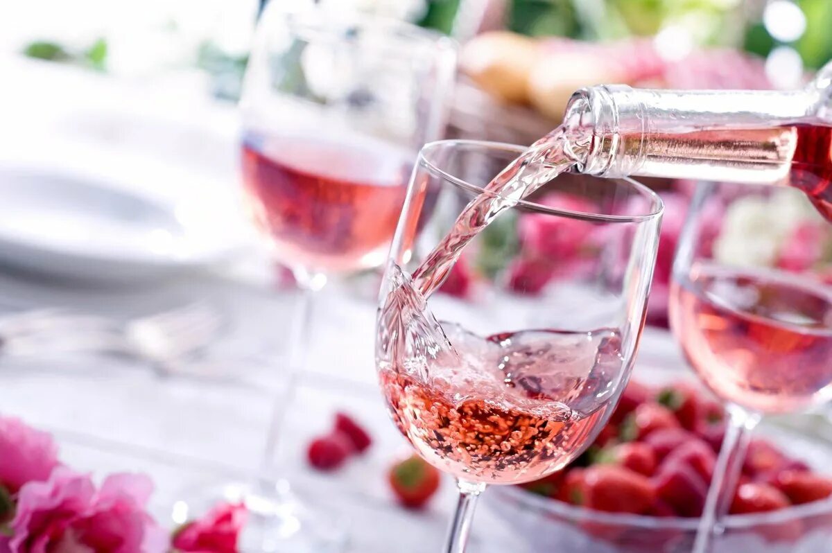 Вкус розового вина. Вино Роуз. Розовое шампанское. Розовое шампанское в бокале. Бокал розового вина.