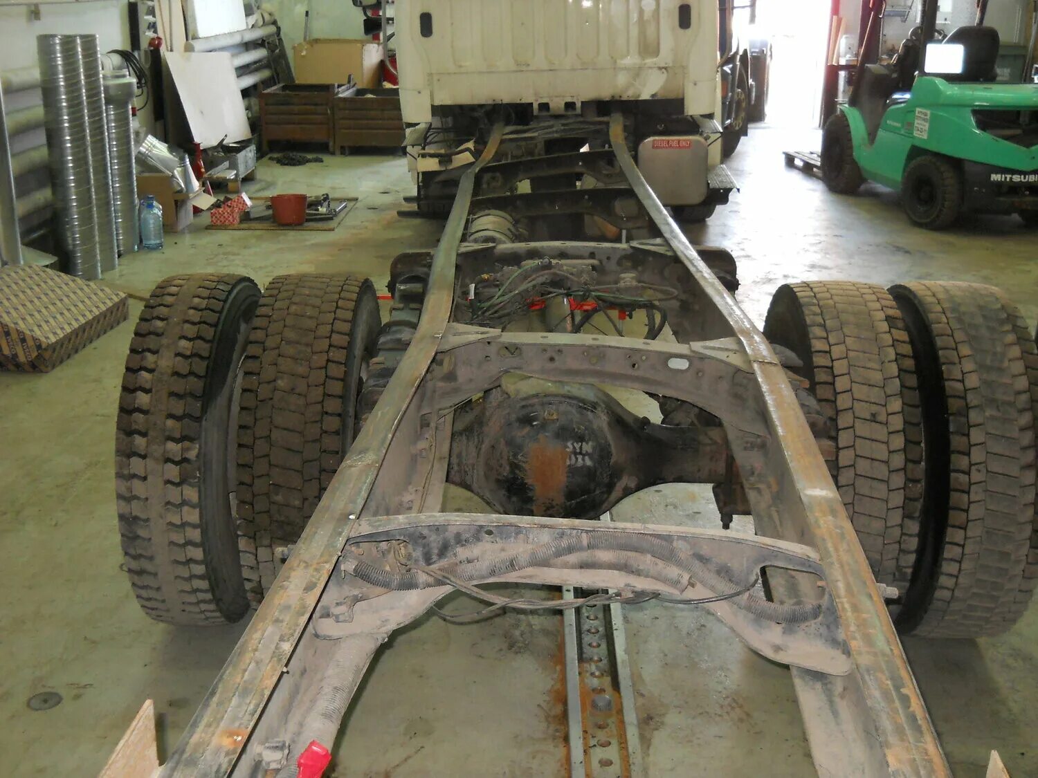 правка рамы полуприцепа. лонжеронное шасси маза. рама урал 4320. траверса рамы ивеко дейли. рама грузового автомобиля.