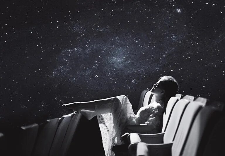 Все на свете люди знают. Космос одиночество. Одиночество под звездами. Одинокий космос. Человек смотрит на звезды.