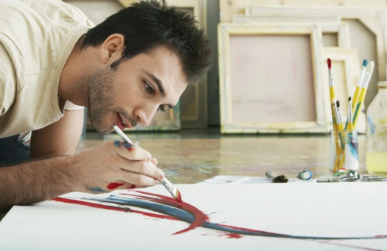 Paint man. Мужчина рисует. Увлеченный человек. Творческий человек. Рисовать парня.