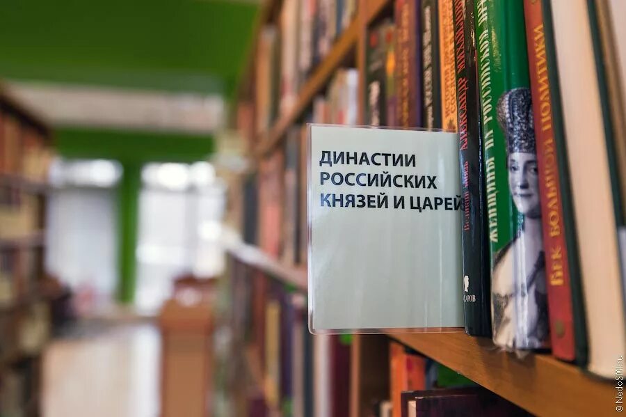 Как оформлять книги в библиотеке. Указатели в библиотеке. Указатели для книг в библиотеке. Библиотечные разделители. Навигация в библиотеке.